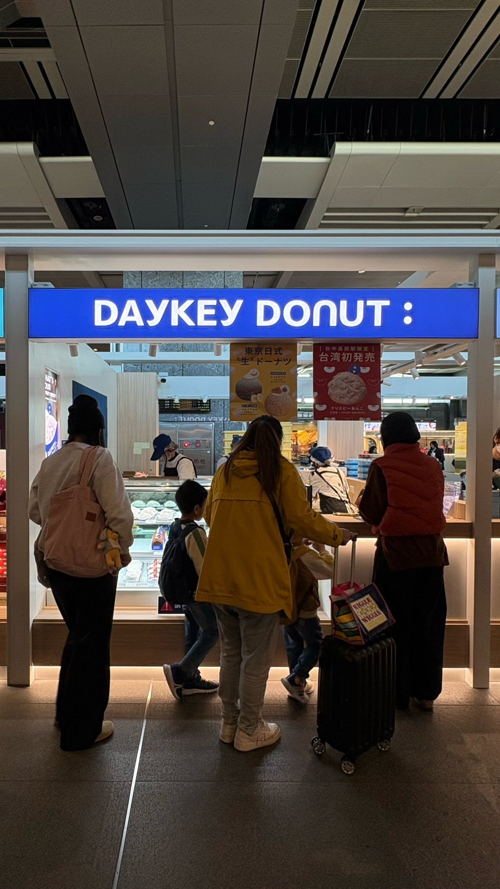 台中高鐵站伴手禮區重新裝潢∥超多新品牌伴手禮插旗高鐵台中站