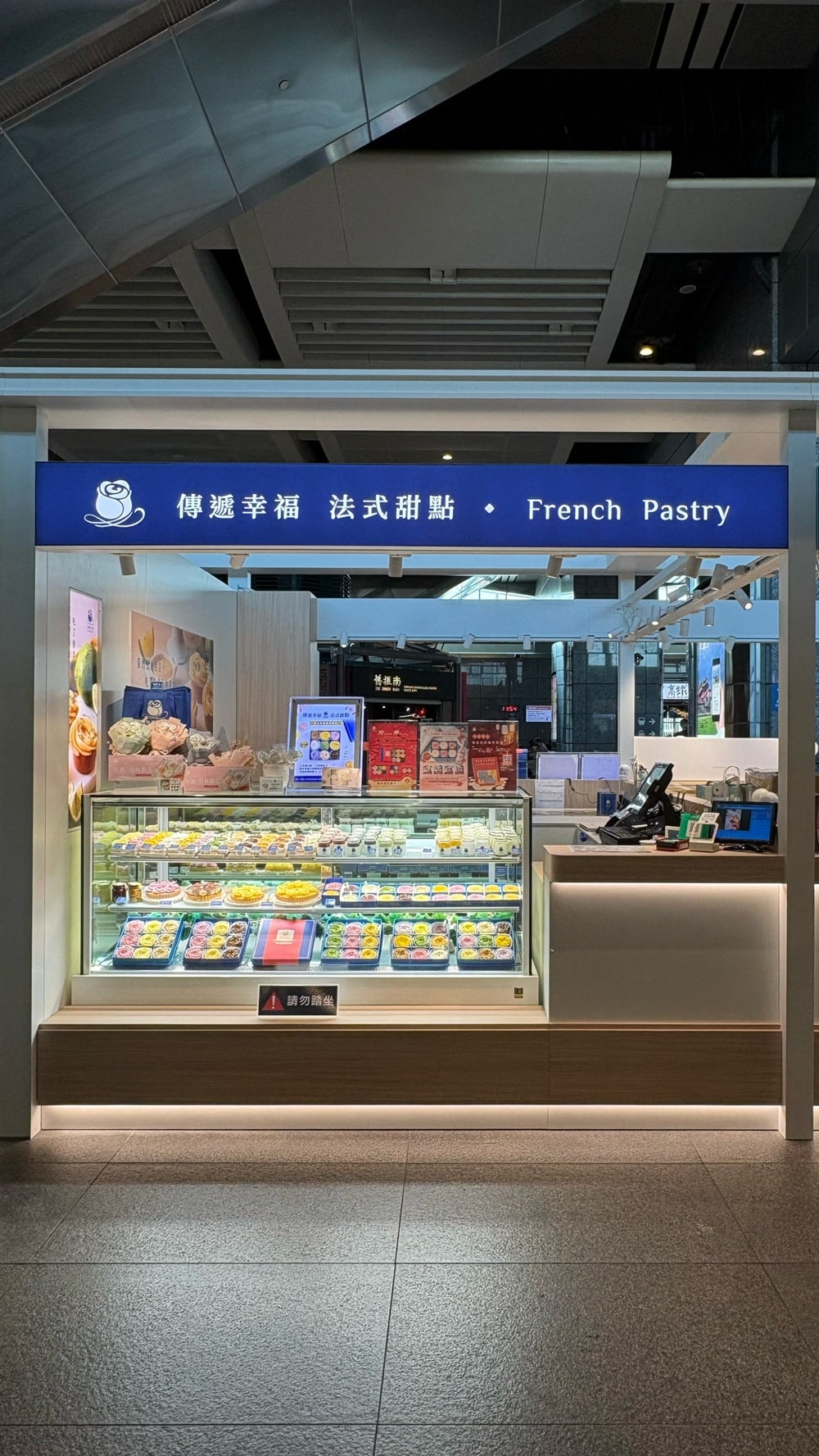 台中高鐵站伴手禮區重新裝潢∥超多新品牌伴手禮插旗高鐵台中站